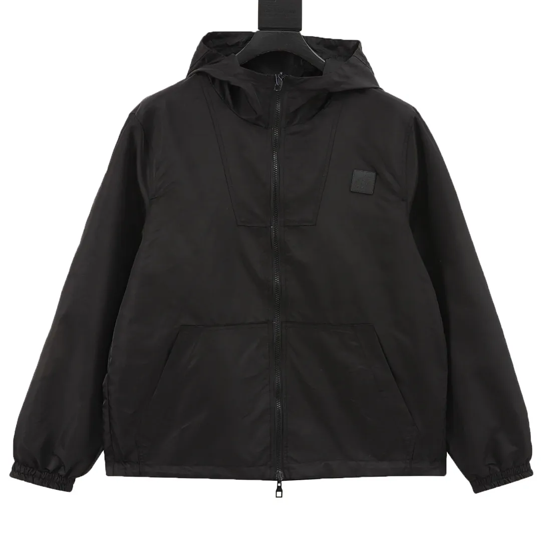 🅿️570 Louis Vuitton/Louis Vuitton Logo Reversible Jacket Jacket Reversible jacket, divided into solid color side and full logo jacquard side, the two styles can be switched at will. Needless to say the style, low-key luxury, both sides bring out the 1V classic elements, loose fit, casual and comfortable upper body. The solid color side is a soft-shell jacket style, a simple solid color style, only the chest hardware is decorated, the hardware is removable, the inside and outside hardware are all double-sided engraved, the original version is the same and can be customized and dyed. The clothes are of the same color with no color difference, and the labor cost is expensive. The lining is made of silk jacquard fabric, and the classic full-width logo jacquard process requires everything to be woven, and the process cost is extremely high. size：XS-L